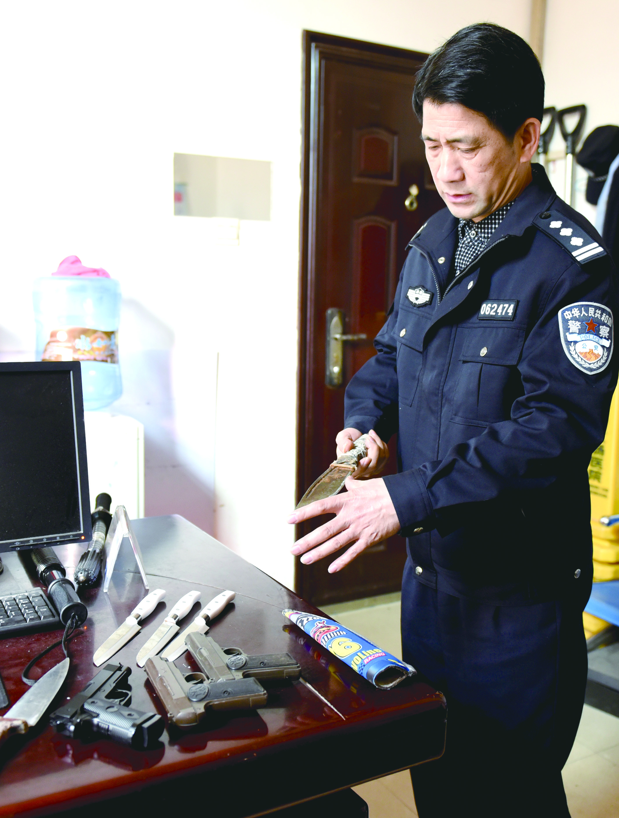 3月12日，邵東汽車西站警務(wù)室民警正在對所查獲的違禁品進(jìn)行清點(diǎn)