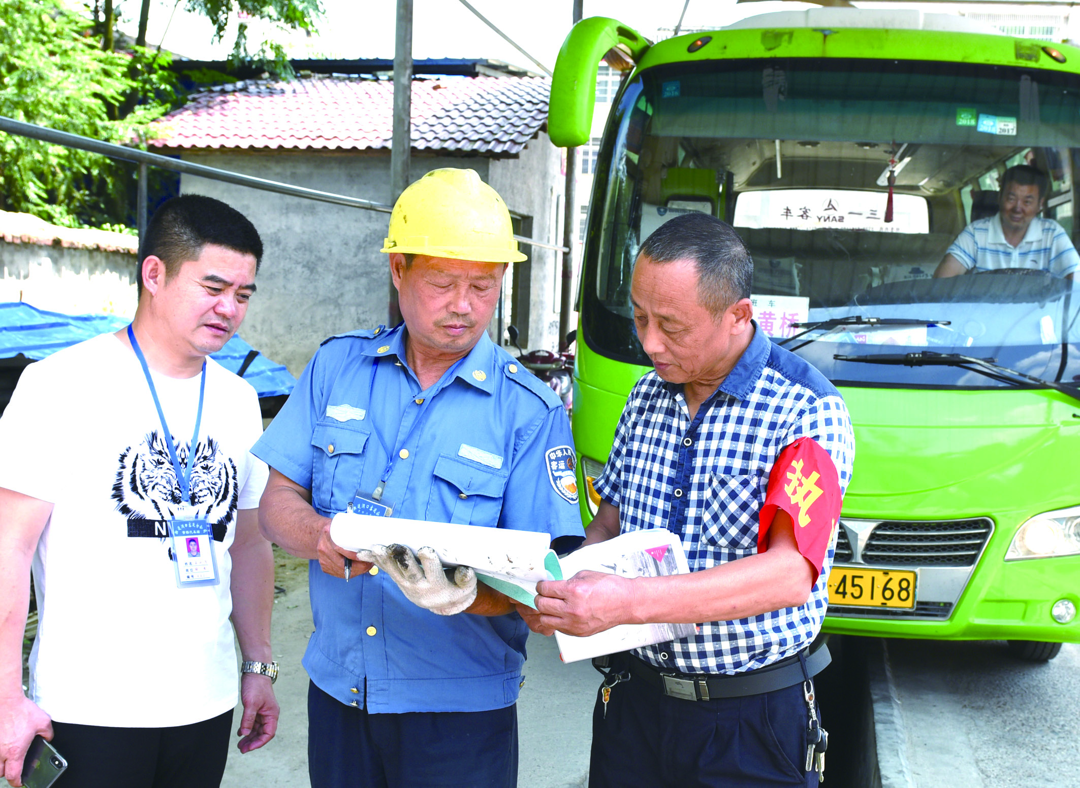 7月10日，洞口縣黃橋鎮(zhèn)副鎮(zhèn)長謝揚標（右）在黃橋汽車站檢查營運客車安全檢查情況。近段時間以來，黃橋汽車站全面排查交通安全等方面存在的安全隱患，并及時予以整改到位，做到防患于未然，確保安全生產(chǎn)工作萬無一失。據(jù)了解，今年上半年已消除交通安全隱患10余起。  李祖冠    攝影報道 