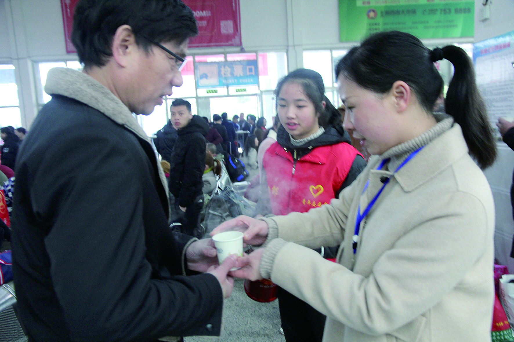 母女服務春運 2月13日，記者在新邵分公司汽車站看到，該分公司安全科副科長李喜梅與其在新邵一中初中部1701班就讀女兒劉嘉怡在車站擔當志愿者。李喜梅在候車室耐心為旅客釋疑解惑，劉嘉怡為旅客遞上一杯杯熱茶，有時母女也相互合作，其樂融融。 祖冠 攝影報道